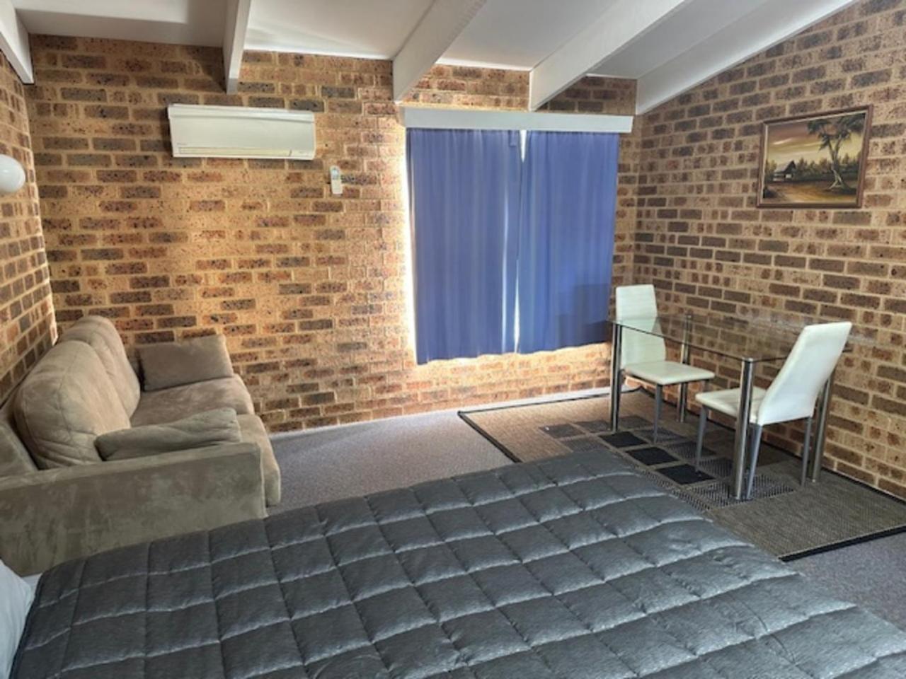 Clock Tower Motor Inn Coonabarabran Room photo